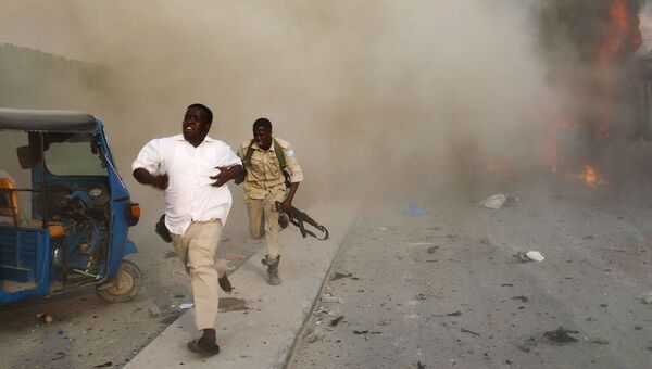 Сотрудники службы безопасности Сомали на месте взрыв в Могадишо