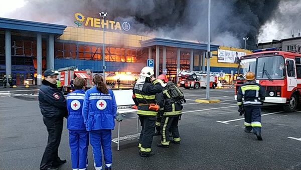 Сотрудники экстренных служб на месте пожара в гипермаркете Лента в Санкт-Петербурге. 10 ноября 2018