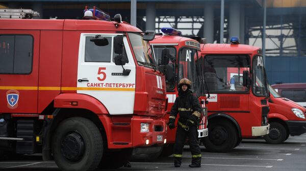 Сотрудники противопожарной службы МЧС РФ во время тушения пожара в торговом центре
