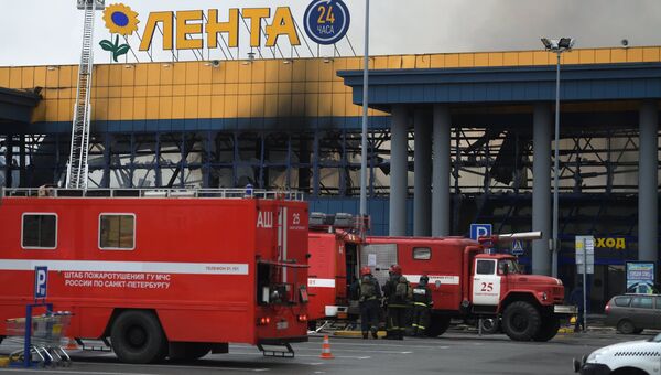 Дым от пожара в гипермаркете Лента в Санкт-Петербурге. 10 ноября 2018