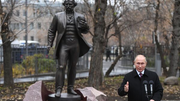 Президент России Владимир Путин выступает на церемонии открытия памятника И. С. Тургеневу в Москве. 10 ноября 2018