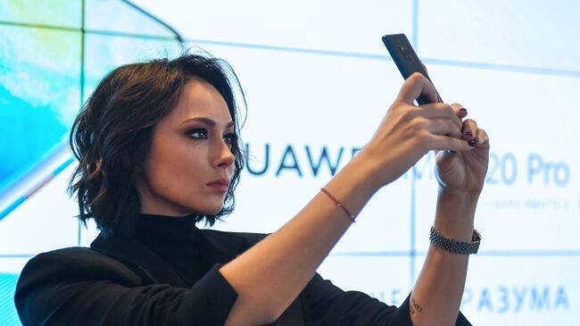 Актриса Настасья Самбурская в фирменном магазине HUAWEI в ТРЦ Афимолл в Москве, где началась продажа флагманских смартфонов Huawei Mate 20 и Huawei Mate 20 Pro