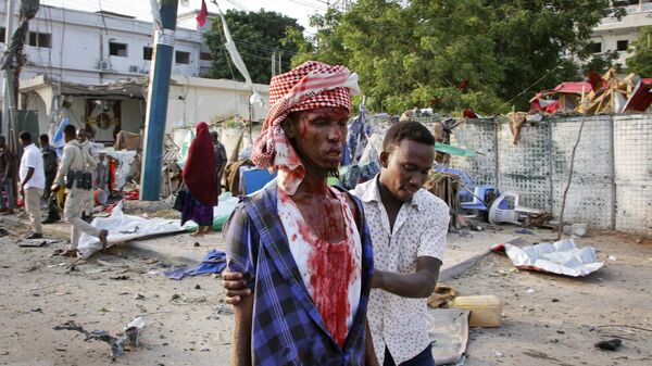 Раненый в результате взрыва бомбы возле гостиницы Сахафи в городе Могадишо, Сомали. 9 ноября 2018