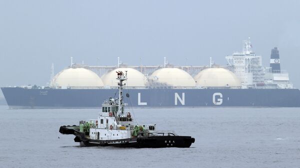 Танкер со сжиженным природным газом в японском порту Йокогама
