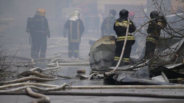 Сотрудники противопожарной службы МЧС РФ во время тушения пожара в Санкт-Петербурге