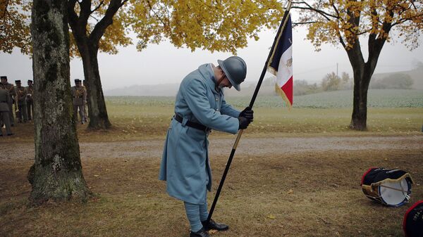 Участник торжественных меропритий, посвященных 100-летию окончания Первой мировой войны, на кладбище Моранж, Франция
