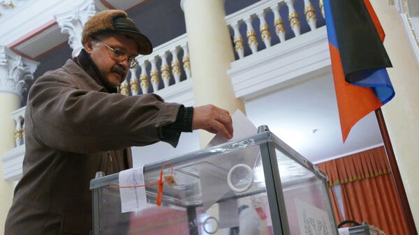 Мужчина голосует на выборах главы ДНР и депутатов Народного совета ДНР на избирательном участке в Донецке. 11 ноября 2018