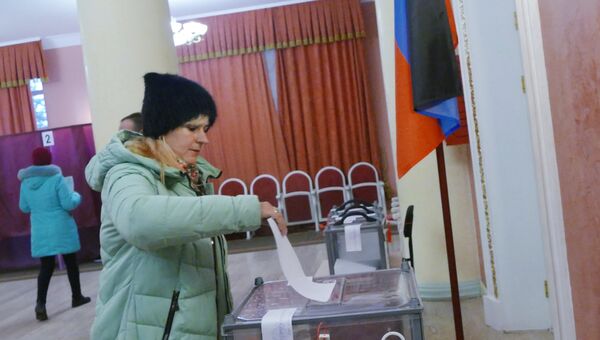 Женщина голосует на выборах главы ДНР и депутатов Народного совета ДНР на избирательном участке № 158 в Куйбышевском районе Донецка. Архивное фото