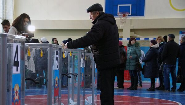 На одном из избирательных участков в Луганске в день выборовглавы и депутатов Народного совета Луганской народной республики. 11 ноября 2018