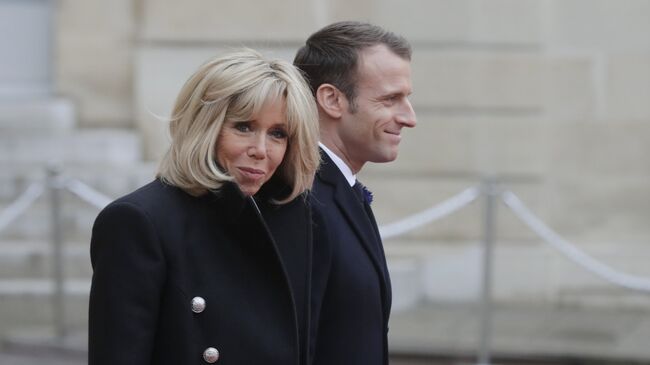 Президент Франции Эммануэль Макрон с супругой Брижит