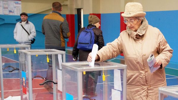 Жители Луганска во время голосования на одном из избирательных участков в Луганске на выборах главы и депутатов Народного совета Луганской народной республики
