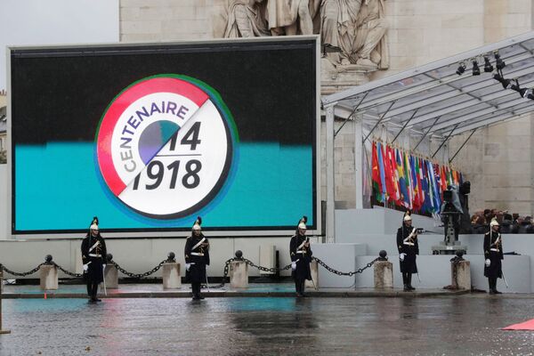 У Триумфальной арки в Париже перед началом мемориального мероприятия по случаю 100-летия окончания Первой мировой войны. 11 ноября 2018 