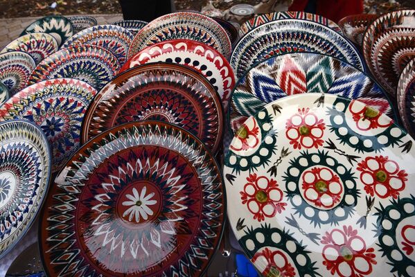 Изделия народного промысла на фестивале в Душанбе, Таджикистан