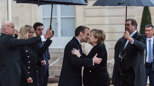 Президент Франции Эммануэль Макрон приветствует канцлера ФРГ Ангелу Меркель у Елисейского дворца перед началом мероприятий, посвященных 100-летию окончания Первой мировой войны. 