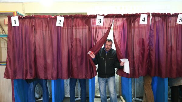 Избиратели голосуют на выборах главы и депутатов Народного совета ДНР