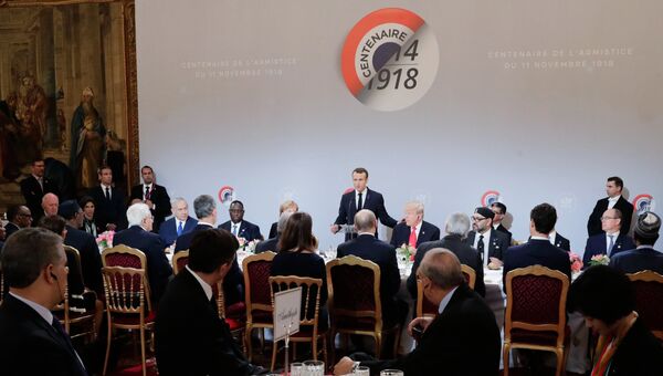 Президент РФ Владимир Путин и другие главы государств и правительств во время рабочего завтрака от имени президента Франции Эммануэля Макрона. 11 ноября 2018