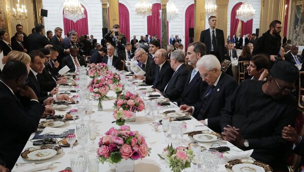 Президент РФ Владимир Путин и другие главы государств и правительств во время рабочего завтрака от имени президента Франции Эммануэля Макрона. 11 ноября 2018