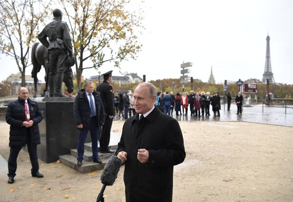 Президент РФ Владимир Путин отвечает на вопросы журналистов после церемонии возложения цветов к памятнику воинам Русского экспедиционного корпуса в Париже. 11 ноября 2018