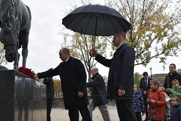 Президент РФ Владимир Путин на церемонии возложения цветов к памятнику воинам Русского экспедиционного корпуса в Париже