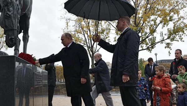 Президент РФ Владимир Путин на церемонии возложения цветов к памятнику воинам Русского экспедиционного корпуса в Париже