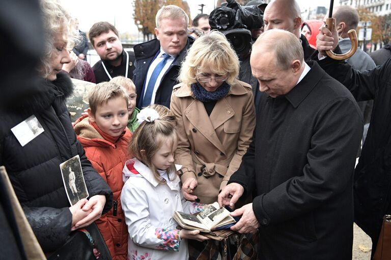 Президент РФ Владимир Путин во время встречи с потомками участников Первой мировой войны