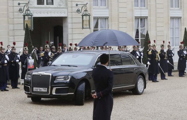 Автомобиль Aurus кортежа президента РФ Владимира Путина у Елисейского дворца. 11 ноября 2018