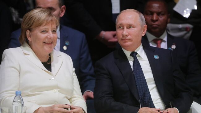 Президент РФ Владимир Путин и канцлер ФРГ Ангела Меркель на Парижском форуме мира. 11 ноября 2018