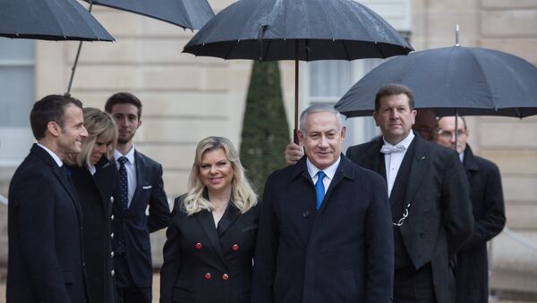 Приветствуют премьер-министра государства Израиль Биньямин Нетаньяху и его супругу Сару у Елисейского дворца перед началом мероприятий, посвященных 100-летию окончания Первой мировой войны. 11 ноября 2018
