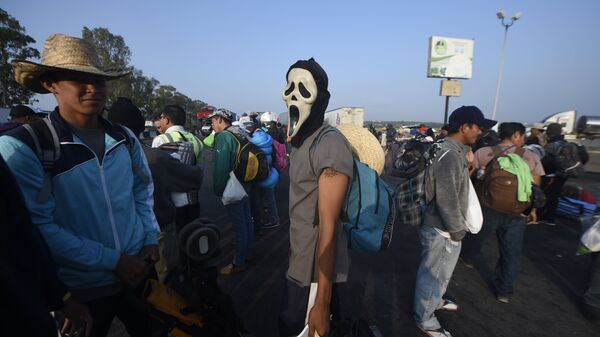 Мигранты из бедных центрально американских стран, направляющиеся в США, на шоссе, едущем в город Ирапуато, Мексика. 11 ноября 2018