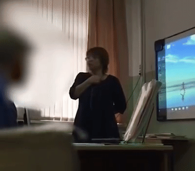 Сахалинская учительница довела школьницу до слез из-за дырки на кофте
