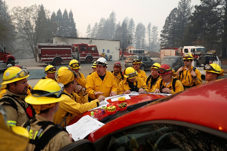 Пожарные обсуждают ситуацию с лесными пожарами в Калифорнии, США