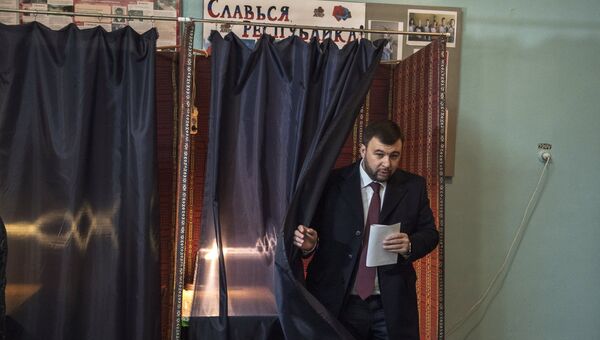 Денис Пушилин голосует на выборах главы и депутатов Народного совета ДНР на избирательном участке в Донецке