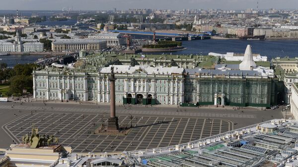 Вид на Дворцовую площадь и Государственный Эрмитаж в Санкт-Петербурге