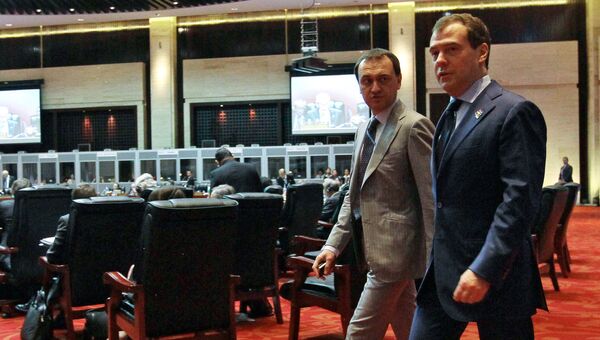 Председатель правительства России Дмитрий Медведев и директор департамента протокола правительства Сергей Соболев