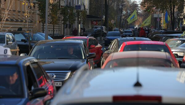 Автомобилисты во время митинга с требованием снижения цен на топливо в Киеве. Архивное фото