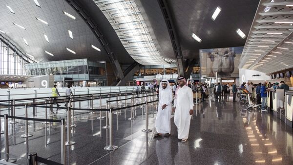 Пассажиры в Международном аэропорту Хамад в Дохе