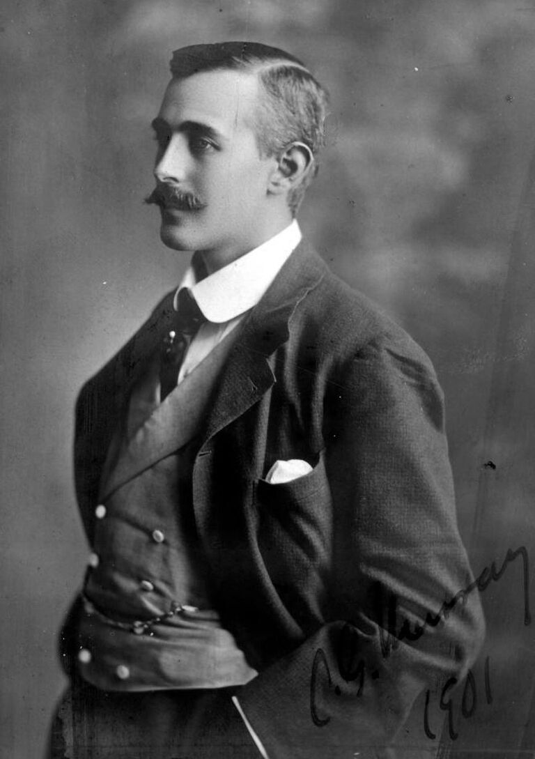 Мужчина в полном классическом костюме — сюртук, белая рубашка, галстук, двубортный жилет, карманные часы, белый нагрудный платок, брюки. 1901 год Мужчина в полном классическом костюме — сюртук, белая рубашка, галстук, двубортный жилет, карманные часы, белый нагрудный платок, брюки. 1901 год