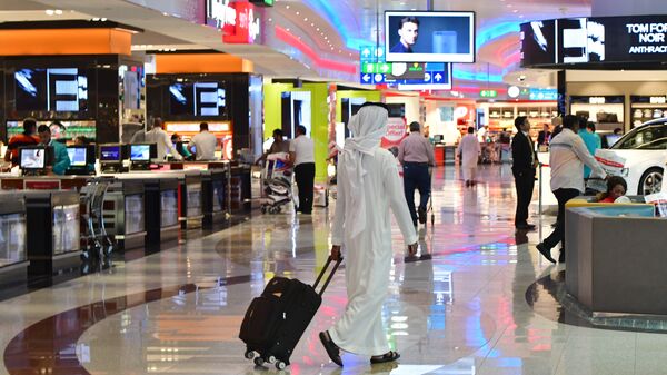 Пассажиры в международном аэропорту Дубая