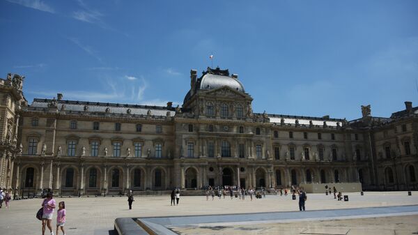 Лувр в Париже 