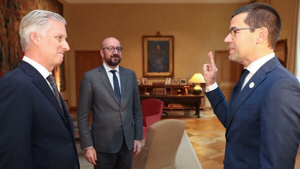Новый министр обороны Бельгии Сандер Лунес (справа) принимает присягу перед королем Бельгии Филиппом и премьер-министром Шарлем Мишелем