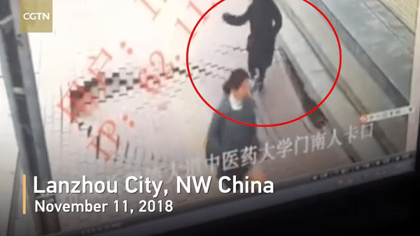 В Китае женщина провалилась под тротуар