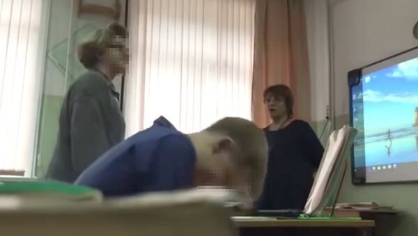 Скриншот видео, где сахалинская учительница довела школьницу до слез из-за дырки на кофте