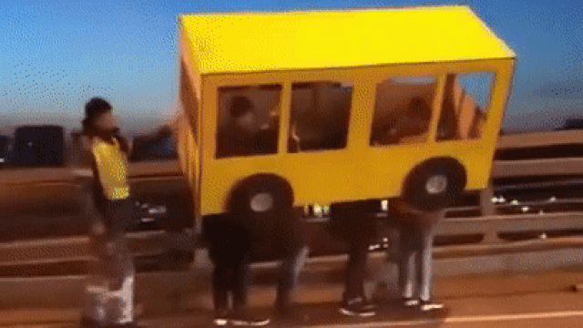Жители Владивостока попытались пройти по Золотому мосту под видом желтого автобуса