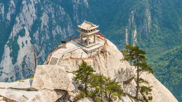 Домик на вершине горы Хуашань в Китае