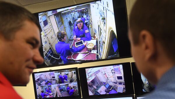 Члены основного экипажа МКС-58/59 астронавт НАСА Энн МакКлейн и астронавт Канадского космического агентства Давид Сен-Жак во время комплексных экзаменационных тренировок в Центре подготовки космонавтов. 13 ноября 2018