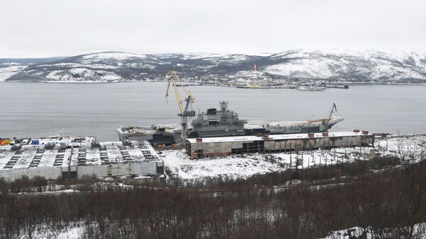 Крейсер Адмирал Кузнецов у причала 35-го судоремонтного завода в Мурманской области
