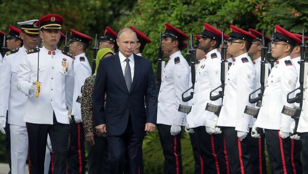 Владимир Путин во время церемонии официальной встречи президентом Сингапура Халимой Якоб. 13 ноября 2018
