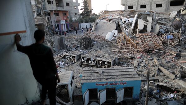 Разрушенное в результате авиаударов Израиля здание телекомпании Хамас в секторе Газа