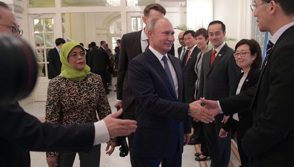Владимир Путин и президент Сингапура Халима Якоб во время церемонии представления делегаций перед началом встречи. 13 ноября 2018