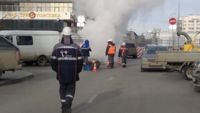 Сотрудники МЧС на месте повреждения трубопровода горячего водоснабжения по улице Мельникова в городе Екатеринбурге. 13 ноября 2018